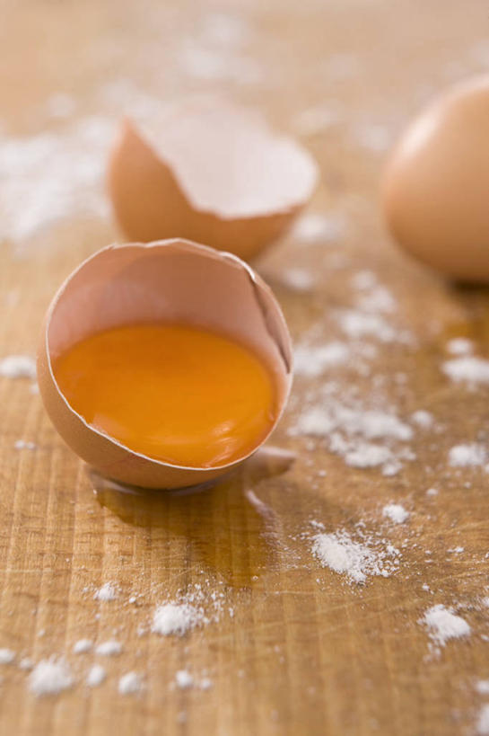 无人,竖图,俯视,室内,特写,白天,桌面,桌子,阴影,破碎,反射,木制,粉末,影子,蛋,鸡蛋,面粉,粮食,木制品,粉,摄影,影棚,农产品,碎裂,破裂,分裂,原材料,卵,粉状,彩图,高角度拍摄,影棚拍摄,拍摄,决裂