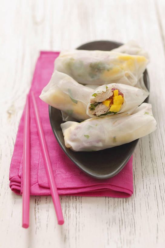 点心,无人,竖图,俯视,室内,特写,白天,筷子,桌面,桌子,芒果,蔬菜,洋葱,餐具,水果,一双,阴影,花纹,新鲜,反射,木制,包装,包装纸,布,碟子,盘,图案,影子,纸,鸡肉,肉,生食,料理,食品,面点,果实,纸张,布纹,文化,蔬果,传统,春卷,美食,肉类,食物,一个,盘子,木制品,碟,中式,有机食品,绿色食品,单个,礼节,布匹,包装材料,玉葱,薄饼,礼仪,肉食,春饼,糯米纸,进餐用具,望果,蜜望,檬果,闷果,漭果,杧果,庵波罗果,圆葱,洋葱头,球葱,葱头,彩图,高角度拍摄