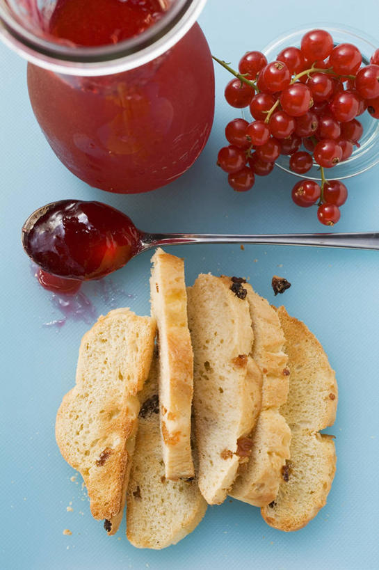 点心,面包,无人,竖图,俯视,室内,特写,白天,餐桌,桌子,浆果,葡萄,水果,玻璃,阴影,蓝色背景,新鲜,反射,影子,勺子,灯笼果,生食,食品,面点,果实,玻璃制品,食物,糕点,两个,玻璃瓶,瓶子,调羹,汤匙,果酱,葡萄干,摄影,有机食品,绿色食品,影棚,餐台,红醋栗,广口瓶,果子酱,乌珠木,山葫芦,蒲桃,醋栗,草龙珠,彩图,高角度拍摄,影棚拍摄,拍摄,葡萄干面包