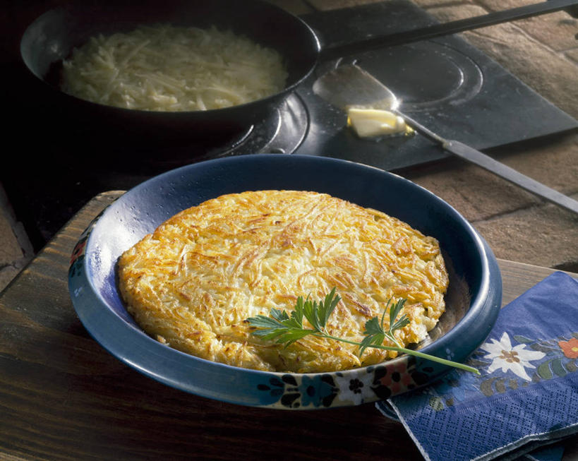 点心,煎饼,无人,横图,俯视,室内,特写,白天,餐桌,桌子,蔬菜,土豆,叶子,阴影,新鲜,装饰,反射,影子,陶瓷,食品,绿叶,陶瓷制品,文化,饼,小吃,食物,糕点,两个,容器,碗,嫩叶,有机食品,绿色食品,餐台,储藏,华丽,修饰,点缀,配菜,储存,土豆饼,馍馍蛋,衬托,美观,雅致,雅观,叶,叶片,洋芋,山药蛋,马铃薯,彩图,高角度拍摄,马铃薯煎饼,土豆煎饼,贮存