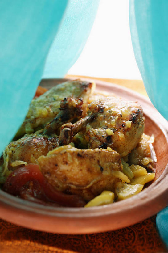 无人,竖图,俯视,室内,特写,白天,烹饪,餐桌,桌子,蔬菜,西红柿,厨具,一堆,阴影,堆叠,堆积,新鲜,反射,影子,陶瓷,鸡肉,肉,食品,陶瓷制品,锅,肉类,食物,一个,有机食品,绿色食品,单个,餐台,锅具,堆,肉食,烹饪用具,塔吉锅,烹调用具,番茄,烹调,彩图,高角度拍摄