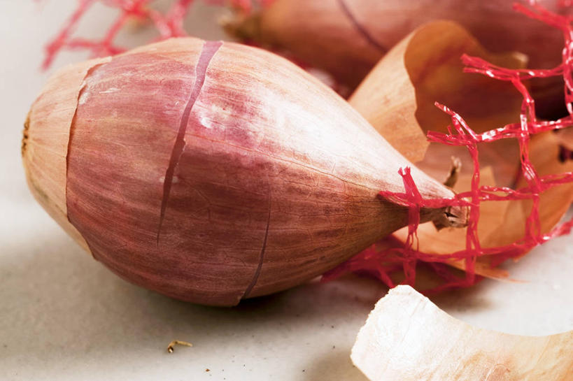 无人,横图,俯视,室内,特写,白天,餐桌,桌子,蔬菜,洋葱,袋子,阴影,新鲜,反射,影子,食品,网袋,食物,一个,容器,有机食品,绿色食品,单个,餐台,储藏,储存,玉葱,圆葱,洋葱头,球葱,葱头,彩图,高角度拍摄,贮存