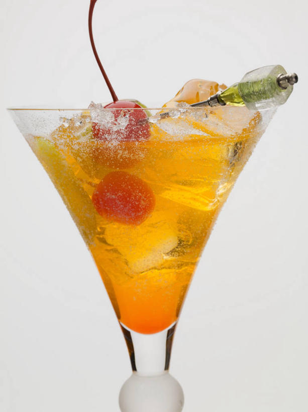 无人,竖图,室内,特写,白天,白色背景,正面,樱桃,杯子,水果,阴影,新鲜,反射,高脚杯,影子,冰,生食,冰块,食品,果实,酒类,一杯,文化,冷冻,玻璃制品,酒,食物,饮料,一个,酒杯,鸡尾酒,寒冷,调酒,摄影,有机食品,绿色食品,影棚,冷藏,单个,冰冷,创造,想象,墨西哥日出,保鲜,鸡尾酒杯,龙舌兰日出,玻璃杯,樱珠,莺桃,英桃,楔桃,牛桃,荆桃,彩图,影棚拍摄,拍摄