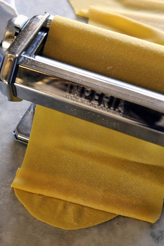 面食,面条,意大利面,无人,竖图,俯视,室内,特写,白天,西餐,餐桌,桌子,切开,阴影,反射,电器,粉末,工具,影子,面,面粉,料理,食品,粮食,设备,食物,黄色,切,粉,西式,餐台,农产品,家电,家用电器,原材料,粉状,面条机,彩图,高角度拍摄