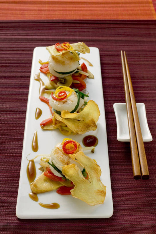 海鲜,无人,竖图,俯视,室内,特写,白天,餐桌,筷子,桌子,姜,蔬菜,餐具,一双,阴影,新鲜,反射,碟子,盘,影子,干贝,食品,扇贝,文化,传统,水产,海洋生物,食物,两个,盘子,碟,有机食品,绿色食品,餐台,礼节,海扇,水生动物,海产品,止咳,礼仪,水生物,海底动物,止痛,干瑶柱,江珧柱,江瑶柱,马甲柱,蜜丁,瑶柱,玉珧柱,解毒,发汗,温肺,温胃,行气,止呕,百辣云,进餐用具,生姜,老姜,彩图,高角度拍摄,散寒