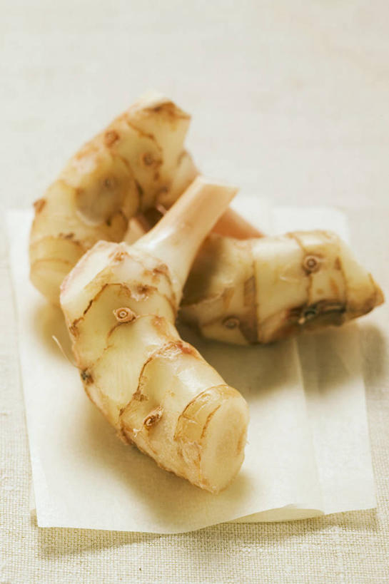 无人,竖图,俯视,室内,特写,白天,白色背景,植物,餐桌,桌子,蔬菜,阴影,新鲜,反射,影子,食品,草药,药草,中药,食物,餐巾,摄影,有机食品,绿色食品,影棚,餐台,药材,中草药,高良姜,中药材,本草,风姜,枫姜,高凉姜,良姜,蛮姜,小良姜,保洁方巾,口布,彩图,高角度拍摄,影棚拍摄,拍摄