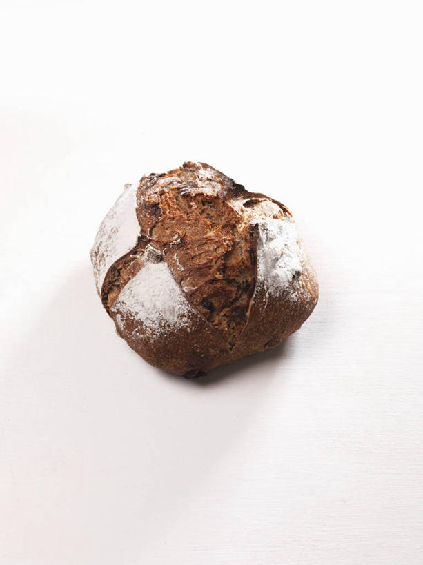 点心,面包,无人,竖图,俯视,室内,特写,白天,白色背景,餐桌,桌子,葡萄,阴影,反射,影子,食品,面点,褐色,食物,糕点,一个,葡萄干,摄影,影棚,单个,餐台,乌珠木,山葫芦,蒲桃,草龙珠,彩图,高角度拍摄,影棚拍摄,拍摄,葡萄干面包