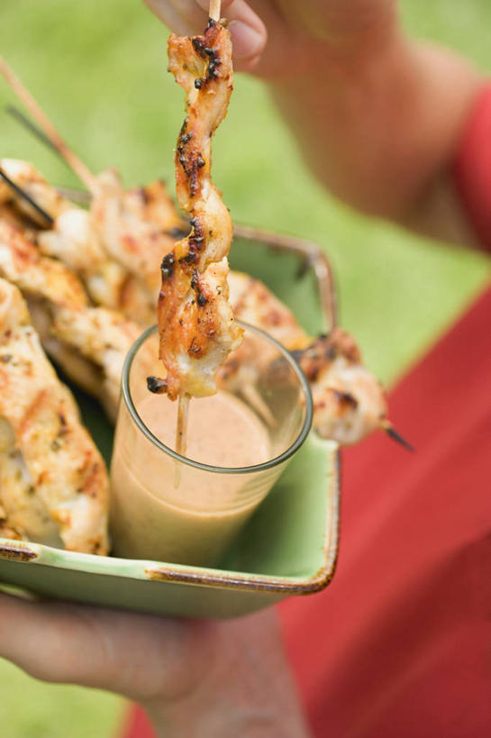 西方人,手,一个人,站,捧,竖图,俯视,室内,特写,白天,杯子,欧洲,欧洲人,双手,仅一个男性,仅一个人,握,服装,朦胧,模糊,陶瓷,调料,鸡肉,酱料,酱汁,肉,佐料,陶瓷制品,调味品,拿,调味料,拿着,休闲装,酱,肉类,竹签,玻璃制品,仅一个年轻男性,两个,衣服,红色,容器,水杯,碗,站着,休闲,手部,休闲服,握着,服饰,储藏,储存,肉食,取食签,男人,男性,年轻男性,白种人,玻璃杯,端,端着,捧着,手捧,站立,半身,彩图,高角度拍摄,沙嗲酱,贮存