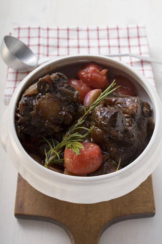 骨骼,无人,竖图,俯视,室内,特写,白天,白色背景,烹饪,西餐,餐桌,桌子,蔬菜,蒜,西红柿,叶子,一块,阴影,新鲜,反射,木制,影子,陶瓷,肉,牛肉,料理,食品,绿叶,案板,陶瓷制品,骨头,蒜头,菜肴,美食,肉类,砧板,食物,一个,餐巾,木制品,容器,碗,嫩叶,西式,摄影,佳肴,有机食品,绿色食品,影棚,单个,餐台,储藏,迷迭香,骨架,储存,肉食,牛尾,海洋之露,胡蒜,保洁方巾,口布,叶,叶片,番茄,大蒜,彩图,高角度拍摄,影棚拍摄,拍摄,贮存