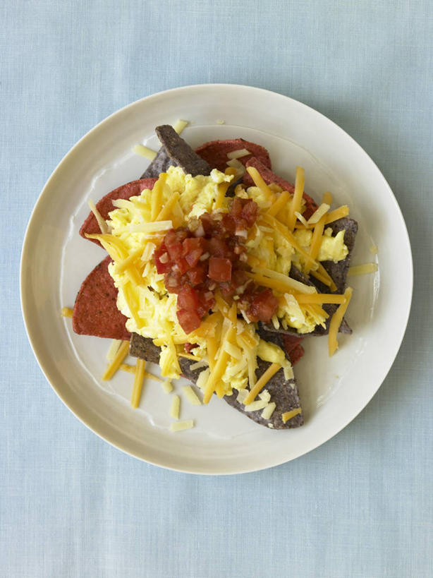 点心,无人,竖图,俯视,室内,特写,白天,餐桌,桌子,蔬菜,西红柿,餐具,阴影,新鲜,反射,碟子,盘,影子,蛋,鸡蛋,食品,炒鸡蛋,文化,饼,小吃,食物,糕点,一个,盘子,碟,甜食,有机食品,绿色食品,单个,餐台,玉米饼,草鸡蛋,卵,番茄,彩图,高角度拍摄