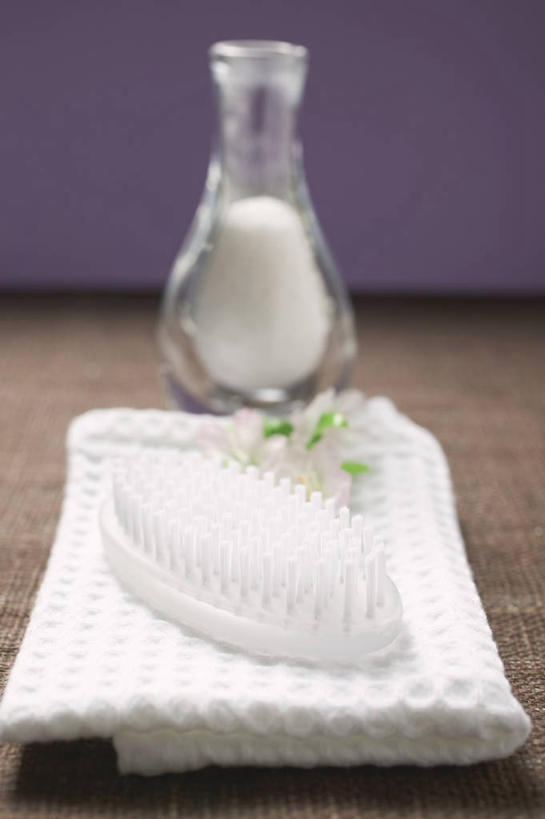 无人,竖图,俯视,室内,特写,白天,化妆,美容,静物,护肤,阴影,反射,纺织物,罐子,影子,玻璃制品,玻璃瓶,瓶子,刷子,毛巾,洗浴用品,清洁,保养,享受,休闲,放松,保健,保暖,浴盐,护肤品,沐浴刷,清洁用具,护肤用品,舒缓,透气,养颜,防水,去污,紧肤,嫩肤,洗浴用具,储水,耐磨,吸水,洗涤,彩图,高角度拍摄