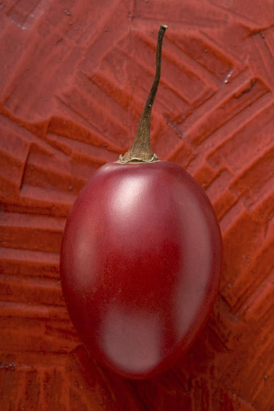 无人,竖图,俯视,室内,特写,白天,餐桌,桌子,蔬菜,阴影,红色背景,新鲜,反射,影子,食品,食物,一个,红色,摄影,有机食品,绿色食品,影棚,单个,餐台,树番茄,番茄,彩图,高角度拍摄,影棚拍摄,拍摄,树茄果