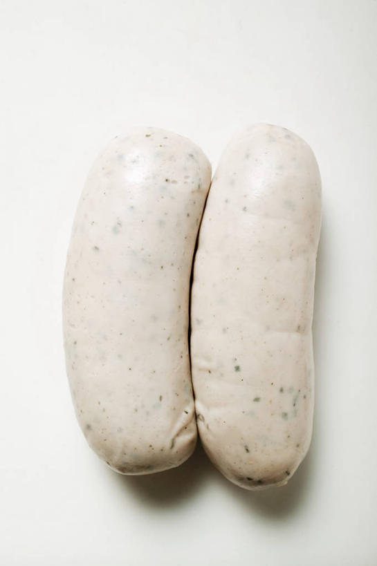 无人,竖图,俯视,室内,特写,白天,白色背景,餐桌,桌子,阴影,反射,影子,肉,香肠,腊肠,肉类,两个,白色,摄影,影棚,餐台,肉食,彩图,高角度拍摄,影棚拍摄,拍摄,巴伐利亚白香肠,白香肠