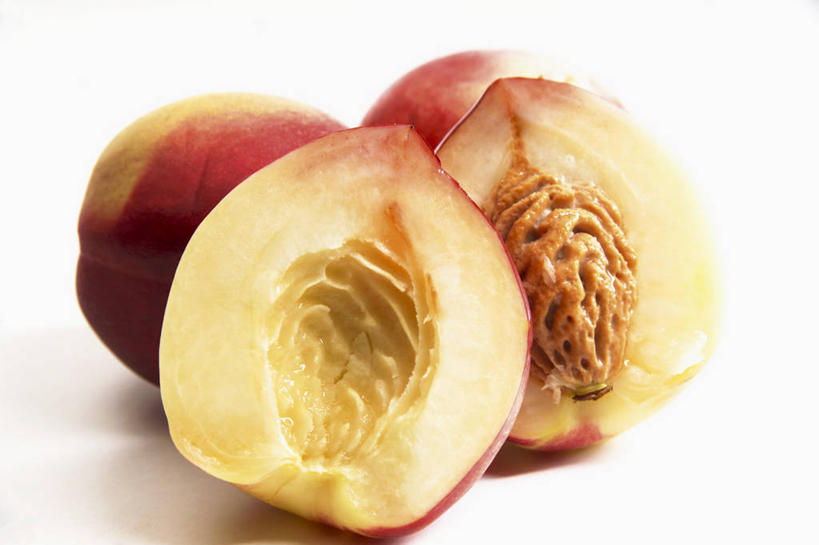 无人,横图,俯视,室内,特写,白天,白色背景,餐桌,桌子,桃子,水果,阴影,新鲜,反射,影子,生食,食品,果实,油桃,食物,四个,摄影,有机食品,绿色食品,影棚,餐台,横截面,剖面,肺果,李光桃,截面,截面图形,彩图,高角度拍摄,影棚拍摄,拍摄