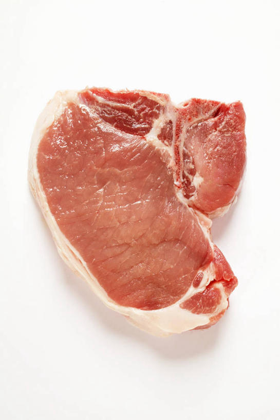 无人,竖图,俯视,室内,特写,白天,白色背景,餐桌,桌子,一块,阴影,新鲜,反射,影子,肉,生食,猪排,猪肉,肉类,红色,摄影,影棚,餐台,肉食,豚肉,彩图,高角度拍摄,影棚拍摄,拍摄