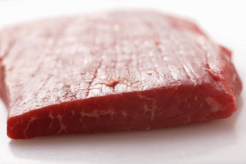 无人,横图,俯视,室内,特写,白天,白色背景,烹饪,西餐,餐桌,桌子,一块,阴影,新鲜,反射,影子,肉,生食,牛排,牛肉,料理,食品,菜肴,美食,肉类,食物,红色,西式,摄影,佳肴,影棚,餐台,肉食,菲力牛排,牛里脊肉,彩图,高角度拍摄,影棚拍摄,拍摄