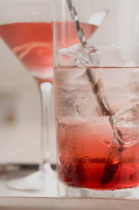 无人,竖图,室内,特写,白天,正面,桌面,桌子,杯子,阴影,朦胧,模糊,反射,木制,高脚杯,影子,塑料,酒类,文化,玻璃制品,酒,饮料,酒杯,木制品,塑料制品,吸管,鸡尾酒,调酒,创造,空心,想象,饮管,鸡尾酒杯,玻璃杯,彩图,大都会鸡尾酒,圆柱状