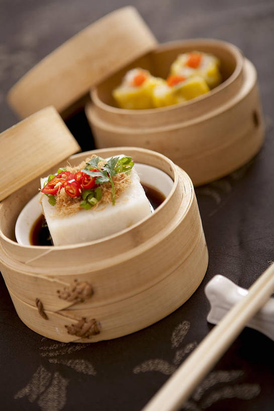 肉松,蒸笼,豆腐,无人,竖图,俯视,室内,特写,白天,烹饪,中餐,筷子,桌面,桌子,餐具,厨具,一双,阴影,竹制,朦胧,模糊,反射,木制,影子,料理,食品,筷架,筷枕,文化,传统,菜肴,美食,食物,木制品,中式,佳肴,礼节,筷子架,竹制品,豆制品,笼屉,礼仪,烹饪用具,进餐用具,烹调用具,烹调,彩图,高角度拍摄,肉松豆腐,肉绒,肉酥