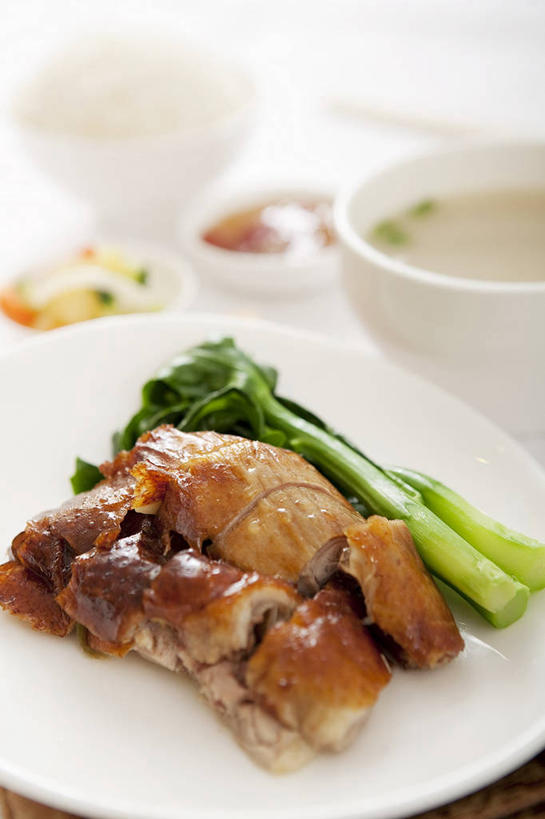 米饭,无人,竖图,俯视,室内,特写,白天,白色背景,烹饪,中餐,蔬菜,餐具,阴影,朦胧,模糊,新鲜,反射,碟子,盘,影子,陶瓷,青菜,肉,料理,食品,陶瓷制品,饭,鸭肉,菜肴,美食,肉类,食物,盘子,容器,碟,碗,中式,摄影,佳肴,有机食品,绿色食品,影棚,储藏,五谷,储存,川菜,小白菜,肉食,不结球白菜,四川菜,彩图,高角度拍摄,影棚拍摄,拍摄,熏鸭,樟茶鸭,樟茶鸭子,贮存