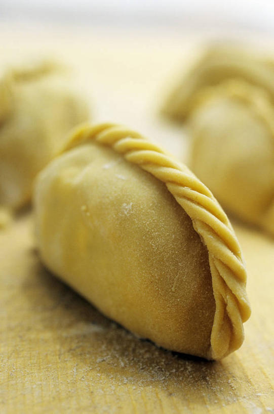 面食,无人,竖图,俯视,室内,特写,白天,烹饪,西餐,阴影,黄色背景,朦胧,模糊,反射,影子,料理,食品,饺子,面点,小吃,菜肴,美食,食物,三个,西式,摄影,佳肴,影棚,意大利饺子,彩图,高角度拍摄,影棚拍摄,拍摄