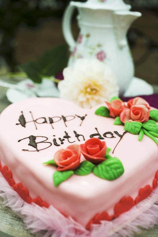 点心,无人,竖图,俯视,室内,特写,白天,爱情,幸福,纯洁,热情,桌面,桌子,玫瑰,朦胧,模糊,盛开,木制,英文,标志,壶,文字,字符,字母,食品,玫瑰花,浪漫,花蕾,标识,水壶,花,花瓣,花朵,鲜花,食物,糕点,粉色,茶壶,木制品,容器,生日蛋糕,花苞,花蕊,温暖,温馨,恩爱,英文字母,和睦,感动,粉玫瑰,尊敬,天真,刺玫花,徘徊花,彩图,高角度拍摄,融洽,蛋糕