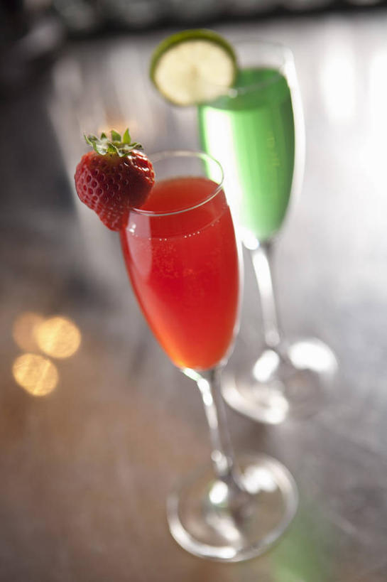 葡萄酒,无人,竖图,俯视,室内,特写,白天,奢侈,快乐,植物,桌面,桌子,草莓,浆果,杯子,水果,阴影,朦胧,模糊,新鲜,反射,高脚杯,影子,大理石,生食,食品,果实,草药,药草,两杯,浪漫,中药,玻璃制品,酒,食物,饮料,酒杯,香槟,诱惑,有机食品,绿色食品,药材,中草药,香槟杯,车叶草,中药材,本草,活血丹,酸橙,气泡酒,起泡酒,汽酒,大理石制品,代代,茜草,血见愁,地苏木,血茜草,玻璃杯,洋莓,水果皇后,红莓,地莓,橙子,橙,彩图,高角度拍摄,高兴,欢笑