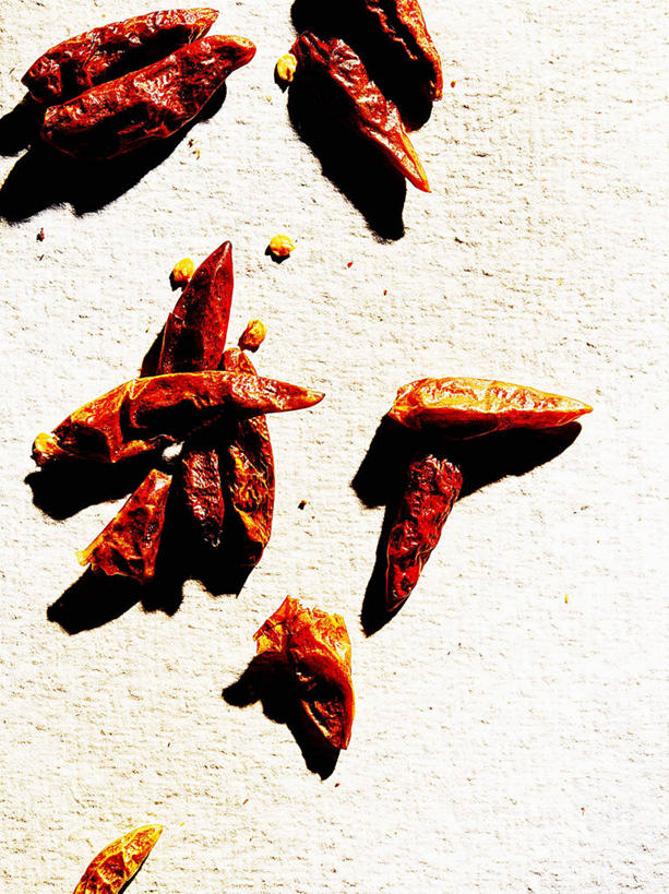 无人,竖图,俯视,室内,特写,白天,白色背景,辣椒,一堆,许多,阴影,堆叠,堆积,反射,影子,摄影,影棚,堆,干辣椒,脱水,辣角,红海椒,大椒,辣虎,广椒,辣子,红辣椒,海椒,番椒,彩图,高角度拍摄,影棚拍摄,拍摄,干海椒,筒筒辣角