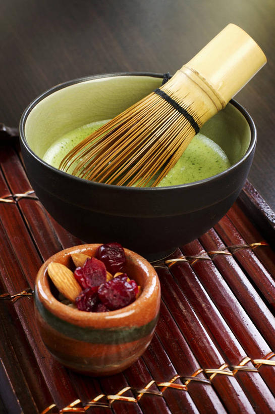 无人,竖图,俯视,室内,特写,白天,幸福,茶,桌面,桌子,杯子,水果,阴影,新鲜,反射,木制,扫帚,席子,影子,生食,抹茶,茶叶,食品,果实,娱乐,食物,木制品,水杯,享受,休闲,温馨,放松,乐趣,有机食品,绿色食品,蔓越莓,小红莓,提神,舒适,醒脑,茶杯,彩图,高角度拍摄