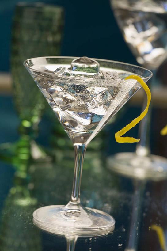 无人,竖图,室内,特写,白天,正面,桌面,桌子,杯子,水果,阴影,黑色背景,朦胧,模糊,新鲜,反射,木制,高脚杯,影子,冰,生食,冰块,食品,果实,酒类,冷冻,玻璃制品,酒,食物,饮料,酒杯,木制品,杜松子酒,寒冷,摄影,有机食品,绿色食品,影棚,冷藏,冰冷,甜橙,金酒,保鲜,鸡尾酒杯,烈酒,琴酒,玻璃杯,橙子,橙,彩图,影棚拍摄,拍摄,鹄壳,黄橙,黄果,金橙,金环,金球,糖橙