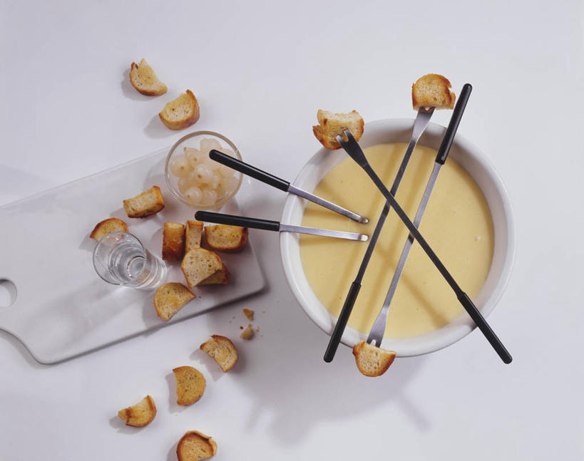 奶酪,无人,横图,俯视,室内,特写,白天,白色背景,烹饪,西餐,餐具,阴影,融化,反射,叉子,影子,干酪,起司,料理,食品,案板,芝士,营养,火锅,菜肴,美食,砧板,食物,容器,碗,乳酪,西式,摄影,佳肴,影棚,储藏,乳制品,储存,发酵,熔化,餐叉,奶酪火锅,暖锅,溶化,熔解,消溶,进餐用具,彩图,高角度拍摄,影棚拍摄,拍摄,贮存