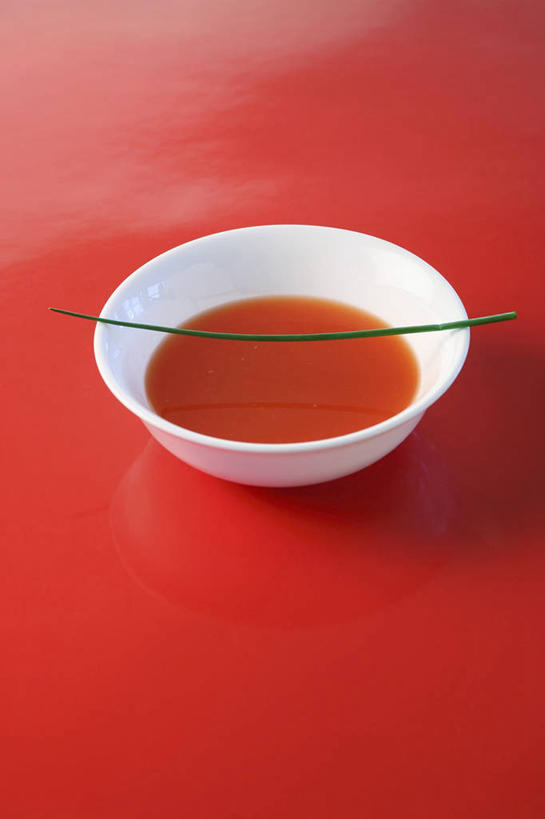 无人,竖图,俯视,室内,特写,白天,烹饪,西餐,阴影,红色背景,反射,影子,陶瓷,料理,食品,陶瓷制品,菜肴,美食,食物,一个,容器,碗,西式,摄影,佳肴,影棚,单个,储藏,储存,番茄汤,彩图,高角度拍摄,影棚拍摄,拍摄,贮存