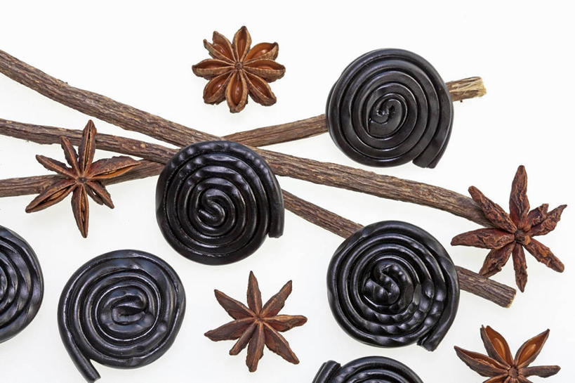 无人,横图,俯视,室内,特写,白天,白色背景,阴影,反射,影子,调味,香料,盐,佐料,食品,糖,糖果,甜点,甜品,肉桂,食物,茴香,甜食,摄影,影棚,八角,八角茴香,大茴香,配料,桂皮,甘草糖,八月珠,舶茴香,大料,作料,官桂,牡桂,筒桂,香桂,玉桂,彩图,高角度拍摄,影棚拍摄,拍摄