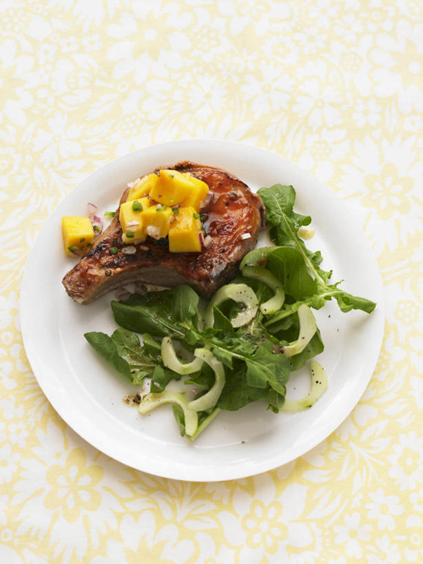 无人,竖图,俯视,室内,特写,白天,桌面,桌子,芒果,蔬菜,餐具,水果,阴影,新鲜,反射,木制,布料,碟子,盘,影子,调料,酱料,酱汁,肉,生食,佐料,食品,果实,调味品,调味料,布纹,蔬果,猪排,猪肉,酱,辣酱,肉类,桌布,食物,盘子,餐巾,木制品,碟,台布,果酱,有机食品,绿色食品,辣椒酱,肉食,芒果酱,豚肉,果子酱,望果,蜜望,檬果,闷果,漭果,杧果,庵波罗果,彩图,高角度拍摄