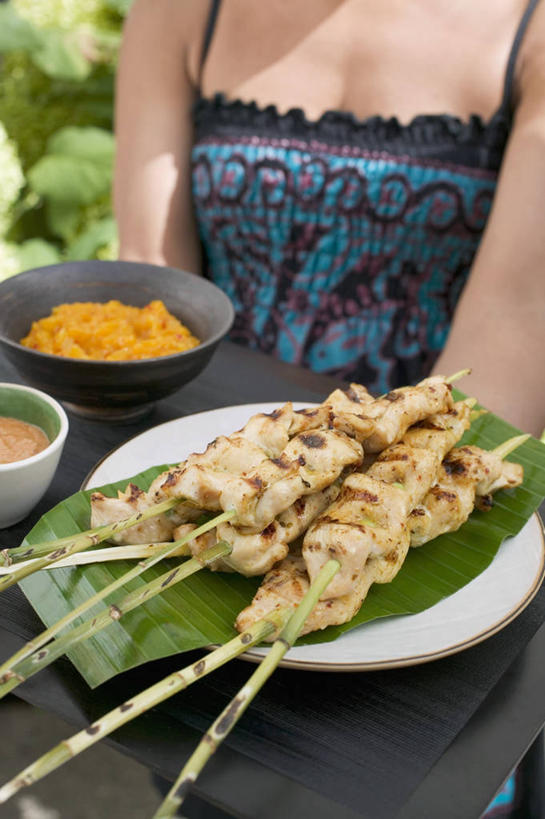 西方人,一个人,站,捧,竖图,俯视,室内,白天,烹饪,植物,餐具,吊带,欧洲,欧洲人,仅一个年轻女性,仅一个女性,仅一个人,服装,碟子,盘,陶瓷,调料,酱料,酱汁,肉,佐料,料理,食品,陶瓷制品,调味品,调味料,吊带衫,酱,菜肴,美食,肉类,树,树木,食物,衣服,绿色,自然,盘子,容器,碟,碗,站着,服饰,佳肴,生长,成长,储藏,衣着,储存,穿着,肉食,衣饰,印度菜,印度料理,年轻女性,女人,女性,白种人,端,端着,捧着,手捧,站立,半身,彩图,高角度拍摄,东南亚菜,沙嗲,沙嗲酱,印尼爪哇菜,贮存