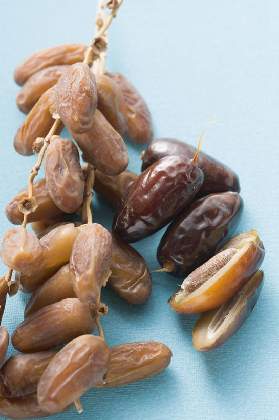 无人,竖图,俯视,室内,特写,白天,桌面,桌子,水果,阴影,蓝色背景,新鲜,反射,木制,影子,生食,食品,果实,食物,木制品,摄影,有机食品,绿色食品,影棚,枣椰子,波斯枣,番枣,海枣,无漏子,椰枣,伊拉克枣,彩图,高角度拍摄,影棚拍摄,拍摄