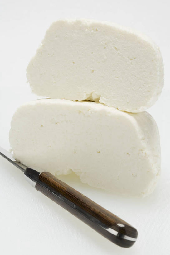 奶酪,无人,竖图,俯视,室内,特写,白天,白色背景,桌面,桌子,切开,阴影,反射,木制,工具,影子,干酪,起司,刀具,芝士,营养,白色,木制品,刀,切,乳酪,摄影,影棚,乳制品,发酵,剖面,切面,奶酪刀,芝士刀,彩图,高角度拍摄,影棚拍摄,拍摄