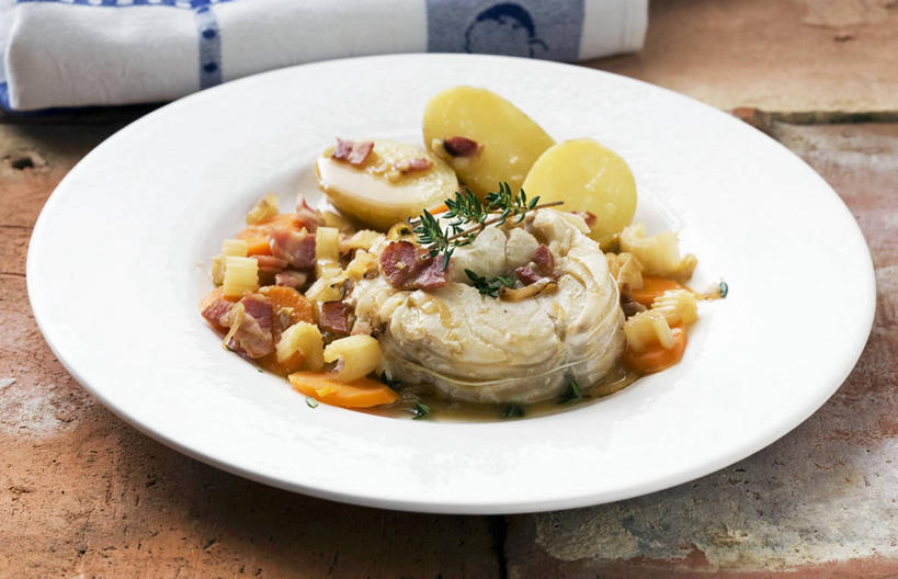 海鲜,无人,横图,俯视,室内,特写,白天,桌面,桌子,萝卜,胡萝卜,蔬菜,土豆,餐具,阴影,花纹,新鲜,反射,木制,鱼,布,碟子,盘,图案,影子,肉,鱼肉,食品,布纹,水产,肉类,鱼类,海洋生物,食物,一个,盘子,木制品,碟,有机食品,绿色食品,单个,布匹,水生动物,海产品,水生物,肉食,海底动物,鳕鱼,馍馍蛋,鳘鱼,南极美露鳕,洋芋,山药蛋,马铃薯,红萝卜,甘荀,彩图,高角度拍摄