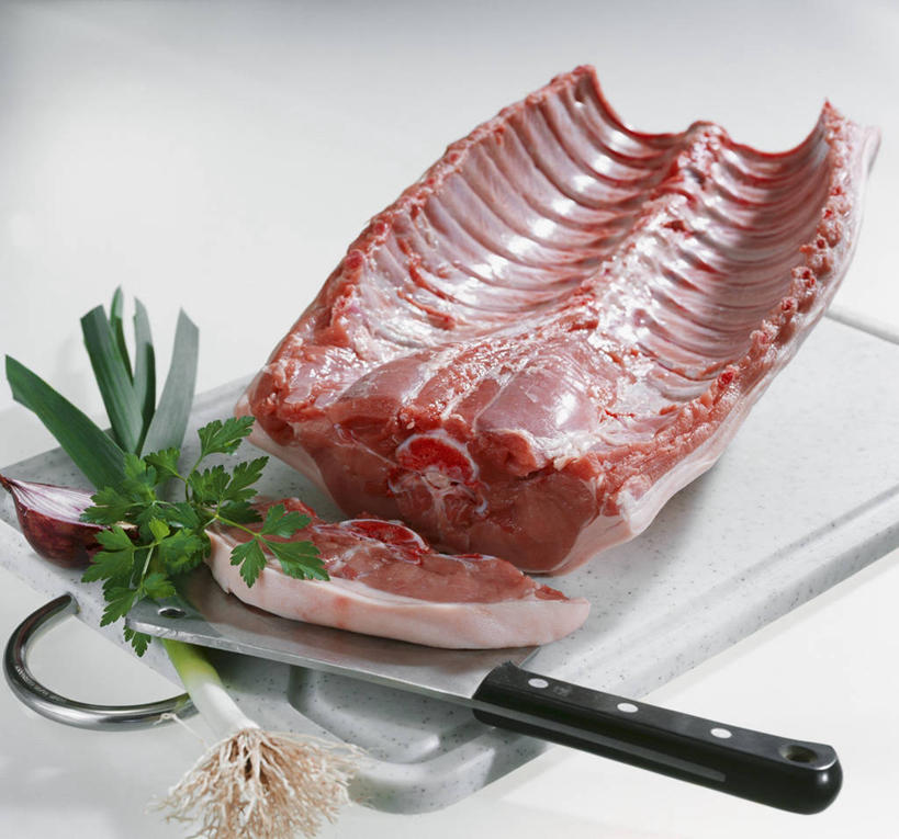 无人,横图,俯视,室内,特写,白天,白色背景,烹饪,中餐,植物,桌面,桌子,叶子,金属制品,阴影,反射,金属,木制,工具,纹理,影子,肉,料理,食品,绿叶,案板,刀具,猪肉,菜肴,美食,肉类,砧板,食物,绿色,木制品,刀,中式,嫩叶,摄影,佳肴,影棚,菜刀,肉食,豚肉,肌理,切菜刀,烤乳猪,广东菜,粤菜,叶,叶片,叶脉,彩图,高角度拍摄,影棚拍摄,拍摄