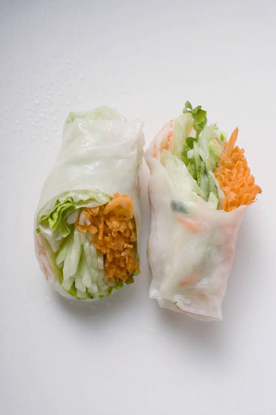 点心,无人,竖图,俯视,室内,特写,白天,白色背景,烹饪,桌面,桌子,萝卜,胡萝卜,蔬菜,阴影,新鲜,反射,木制,包装,包装纸,影子,纸,料理,食品,纸张,春卷,菜肴,美食,食物,木制品,摄影,佳肴,有机食品,绿色食品,影棚,包装材料,薄饼,春饼,越菜,越南菜,越南料理,糯米纸,红萝卜,甘荀,彩图,高角度拍摄,影棚拍摄,拍摄,米皮,越南春卷