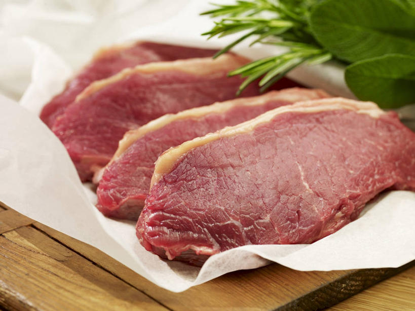 无人,横图,俯视,室内,特写,白天,烹饪,西餐,植物,桌面,桌子,叶子,一排,阴影,整齐,反射,纹路,木制,包装,包装纸,纹理,影子,纸,肉,牛排,牛肉,料理,食品,绿叶,纸张,菜肴,美食,肉类,食物,排列,红色,绿色,木制品,嫩叶,西式,四块,佳肴,包装材料,牛皮纸,队列,肉食,肌理,沙朗牛排,牛背脊,叶,叶片,叶脉,彩图,高角度拍摄