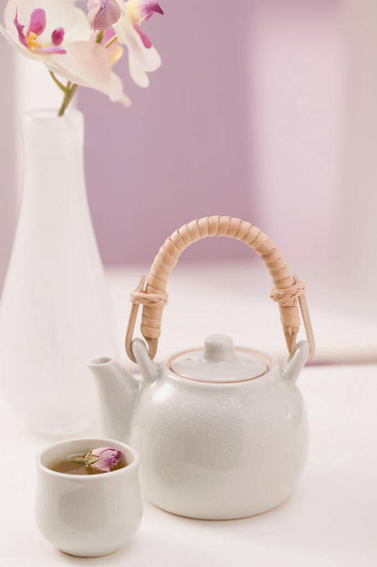 无人,竖图,俯视,室内,特写,白天,幸福,智慧,茶,桌面,桌子,茉莉花,杯子,花瓶,阴影,艺术,装饰,盛开,反射,木制,壶,影子,陶瓷,茶叶,玫瑰花,陶瓷制品,饮品,花蕾,文化,娱乐,水壶,花,花瓣,花朵,鲜花,一个,插花,茶壶,木制品,瓶子,容器,水杯,花茶,花苞,花蕊,享受,休闲,温馨,放松,乐趣,保健,养生,单个,华丽,修饰,插花艺术,点缀,花草茶,创造,舒适,创作,想象,衬托,美观,雅致,雅观,玫瑰花茶,香花茶,香片,熏花茶,茶杯,彩图,高角度拍摄