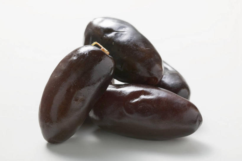 无人,横图,俯视,室内,特写,白天,白色背景,桌面,桌子,水果,阴影,新鲜,反射,木制,影子,生食,食品,果实,食物,木制品,摄影,有机食品,绿色食品,影棚,枣椰子,波斯枣,番枣,海枣,无漏子,椰枣,伊拉克枣,彩图,高角度拍摄,影棚拍摄,拍摄