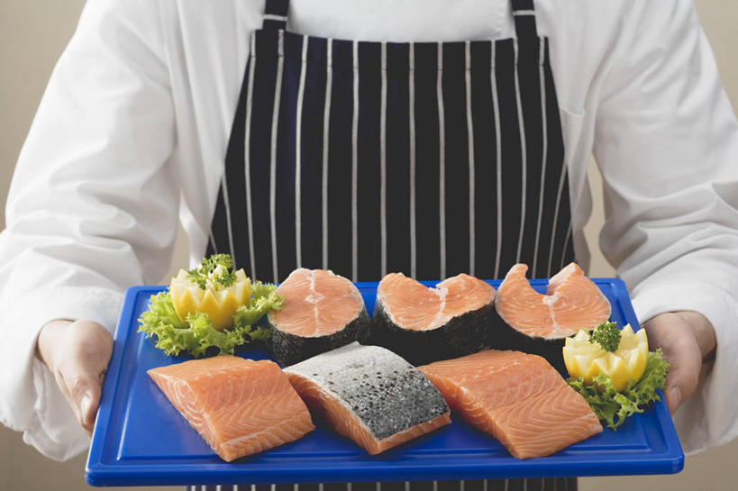 海鲜,三文鱼,西方人,手,一个人,厨师,站,捧,横图,室内,白天,正面,工作服,制服,烹饪,中餐,鲑鱼,柠檬,餐具,水果,欧洲,欧洲人,双手,仅一个男性,仅一个人,一排,新鲜,整齐,纹路,碟子,盘,围裙,纹理,肉,生食,鱼肉,料理,食品,果实,水产,菜肴,美食,肉类,海洋生物,食物,排列,仅一个年轻男性,一个,盘子,碟,站着,手部,中式,佳肴,有机食品,绿色食品,单个,大马哈鱼,队列,水生动物,海产品,水生物,肉食,海底动物,肌理,撒蒙鱼,萨门鱼,冰海之皇,鲑,马哈鱼,麻哈鱼,大麻哈鱼,工作制服,咸鲜,熏鱼,男人,男性,年轻男性,白种人,厨师长,厨子,大厨,主厨,益母果,柠果,端,端着,捧着,手捧,站立,半身,彩图,工作套服
