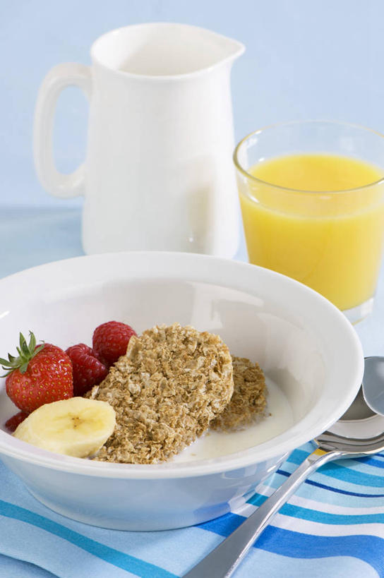 点心,果汁,牛奶,无人,竖图,俯视,室内,特写,白天,桌面,桌子,草莓,浆果,杯子,餐具,水果,阴影,花纹,蓝色背景,新鲜,反射,木制,布,碟子,壶,盘,图案,影子,生食,橙汁,食品,果实,饮品,营养,布纹,玻璃制品,水壶,食物,饮料,盘子,茶壶,木制品,容器,水杯,碟,饼干,零食,摄影,有机食品,绿色食品,影棚,布匹,乳制品,甜橙,奶,牛乳,可口,安神,适口,玻璃杯,洋莓,水果皇后,红莓,地莓,橙子,橙,彩图,高角度拍摄,影棚拍摄,拍摄,燕麦饼,鹄壳,黄橙,黄果,金橙,金环,金球,糖橙