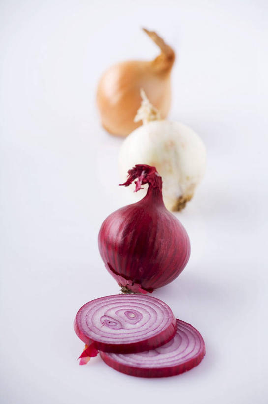 无人,竖图,俯视,室内,特写,白天,白色背景,桌面,桌子,蔬菜,洋葱,一排,切开,阴影,新鲜,整齐,反射,木制,影子,食品,食物,排列,三个,黄色,红色,白色,木制品,切,摄影,有机食品,绿色食品,影棚,队列,玉葱,剖面,切面,圆葱,洋葱头,球葱,葱头,彩图,高角度拍摄,影棚拍摄,拍摄,白洋葱,红洋葱,黄洋葱