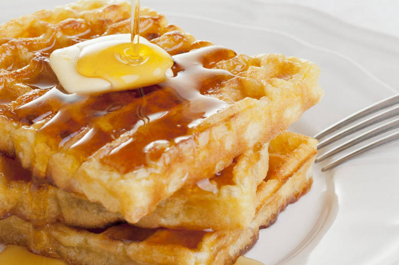 点心,蜂蜜,无人,横图,俯视,室内,特写,白天,桌面,桌子,餐具,金属制品,一排,阴影,整齐,反射,金属,木制,叉子,碟子,盘,影子,黄油,食品,食物,排列,一个,盘子,木制品,碟,饼干,零食,单个,堆,乳制品,队列,白脱油,花蜜,威化,餐叉,止痛,解毒,乳脂,冬酿,石蜜,威化饼,维夫饼,维夫饼干,进餐用具,彩图,高角度拍摄