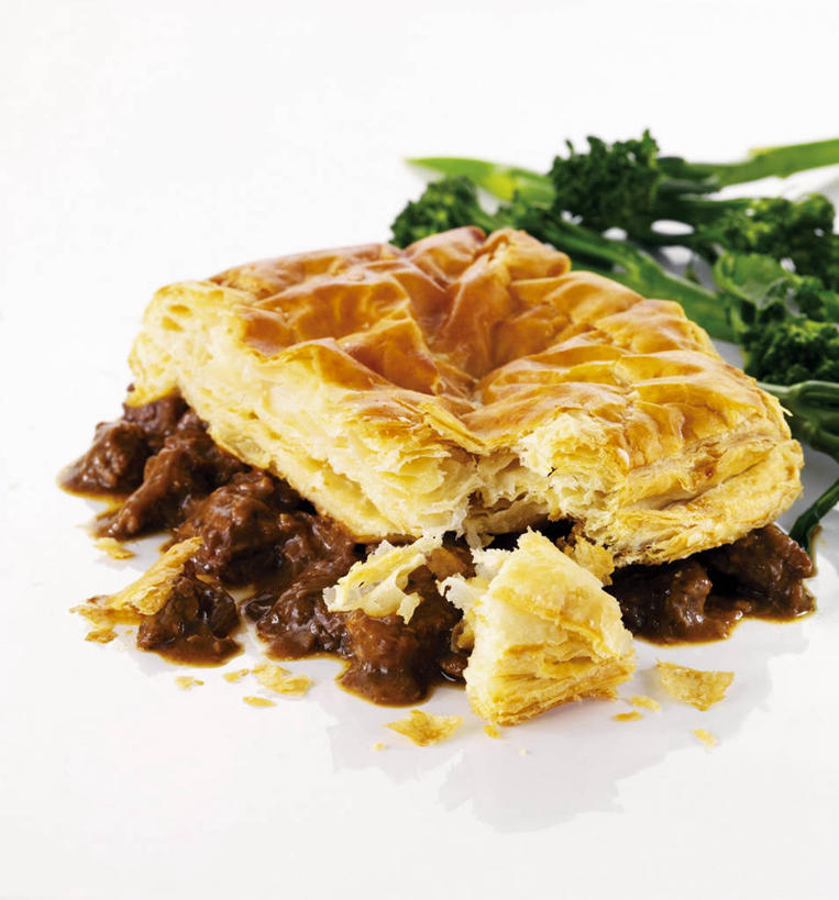 点心,无人,竖图,俯视,室内,特写,白天,白色背景,烹饪,西餐,桌面,桌子,蔬菜,叶子,阴影,新鲜,反射,木制,影子,肉,牛排,牛肉,料理,食品,面点,绿叶,馅饼,猪肉,菜肴,美食,肉类,食物,糕点,木制品,嫩叶,西式,摄影,佳肴,有机食品,绿色食品,影棚,肉食,豚肉,叶,叶片,彩图,高角度拍摄,影棚拍摄,拍摄,猪肉馅饼