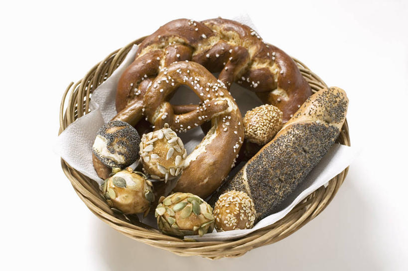 点心,面包,无人,交叉,横图,俯视,室内,特写,白天,白色背景,桌面,桌子,竹子,一堆,许多,阴影,堆叠,堆积,竹制,编织,反射,木制,包装,包装纸,篮子,影子,纸,食品,面点,纸张,很多,食物,糕点,一个,木制品,竹篮,饼干,零食,摄影,影棚,单个,竹条,堆,交织,罂粟籽,包装材料,牛皮纸,竹制品,小圆面包,穿插,椒盐卷饼,阿芙蓉,彩图,高角度拍摄,影棚拍摄,拍摄,米囊,御米