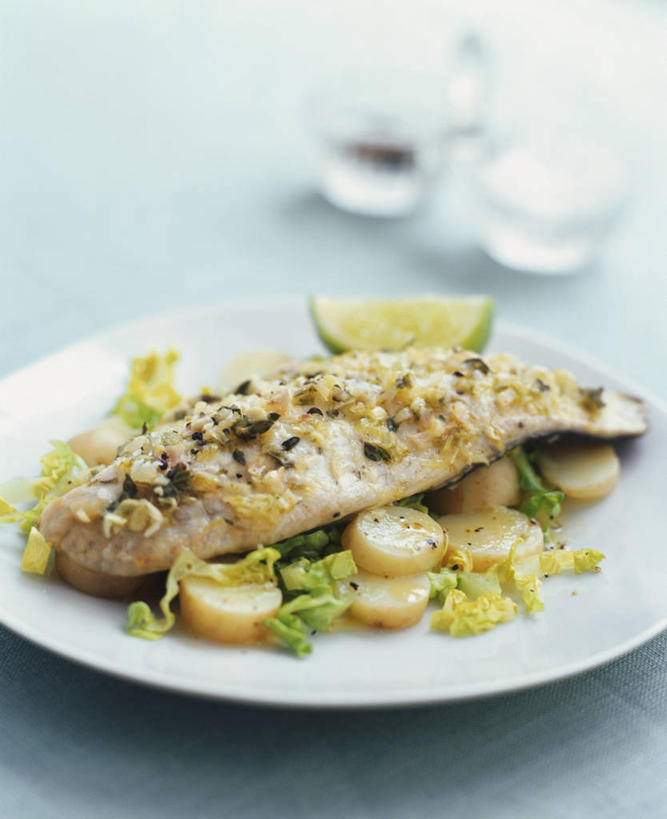 海鲜,无人,竖图,俯视,室内,特写,白天,餐桌,桌子,蔬菜,土豆,餐具,阴影,朦胧,模糊,新鲜,反射,鱼,碟子,盘,影子,肉,鱼肉,食品,水产,肉类,鱼类,海洋生物,食物,一个,盘子,碟,有机食品,绿色食品,单个,餐台,水生动物,海产品,水生物,肉食,海底动物,鳕鱼,馍馍蛋,鳘鱼,南极美露鳕,洋芋,山药蛋,马铃薯,彩图,高角度拍摄