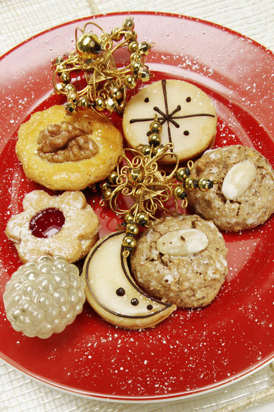 点心,无人,竖图,俯视,室内,特写,白天,餐桌,桌子,餐具,许多,阴影,反射,碟子,盘,影子,食品,曲奇,很多,食物,一个,盘子,碟,饼干,果酱,零食,单个,餐台,曲奇饼,曲奇饼干,果子酱,彩图,高角度拍摄,果酱曲奇